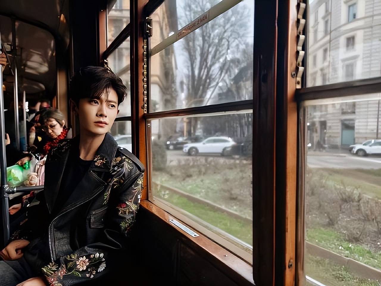 与此同时,刚刚结束米兰时装周行程的任嘉伦也抵达了巴黎,继续他的时装