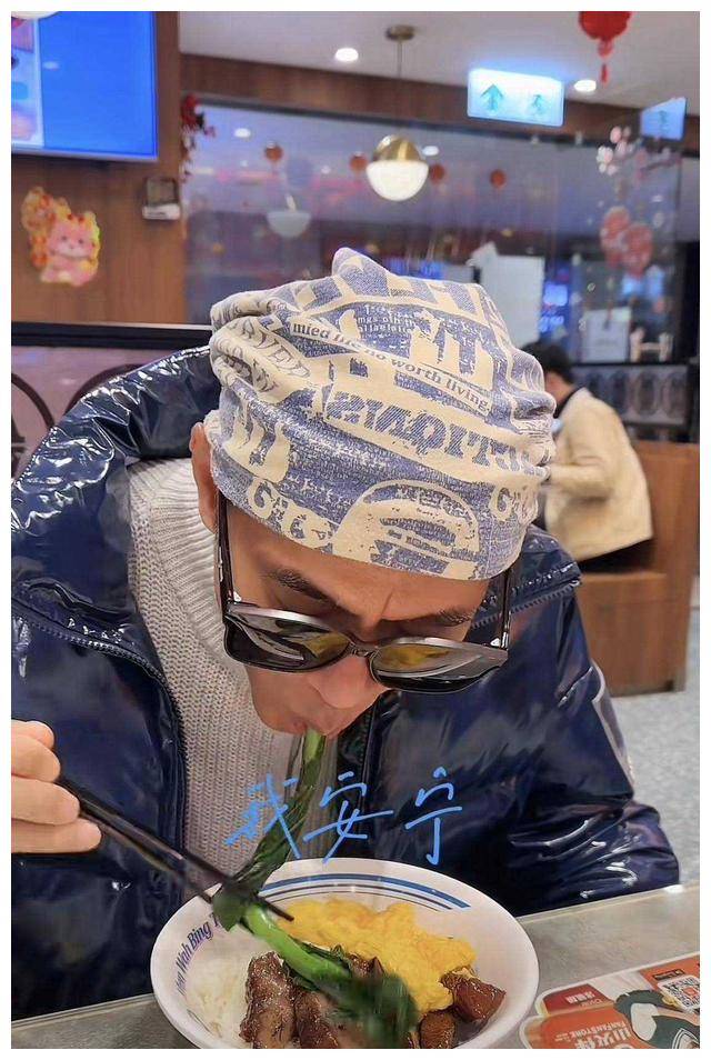 港星江华头巾造型示人,自曝地中海病因,近况曝光!_生活_选择了_态度