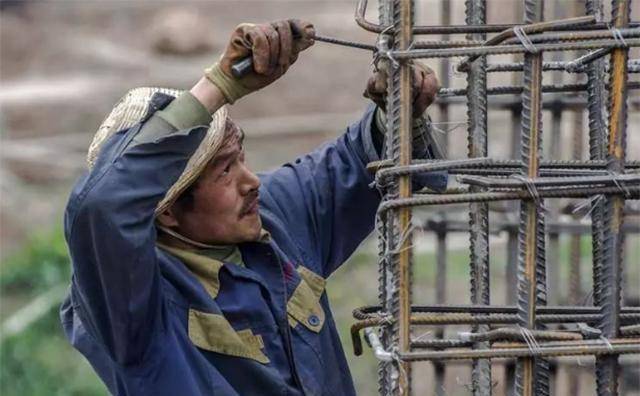 建筑工地留不住90后:20多岁的基本没有,干十天半月就跑_工人_年轻人