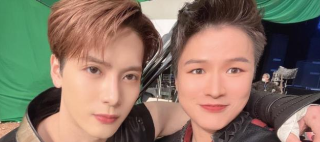 张伟丽晒与王嘉尔亲密搂抱合照!