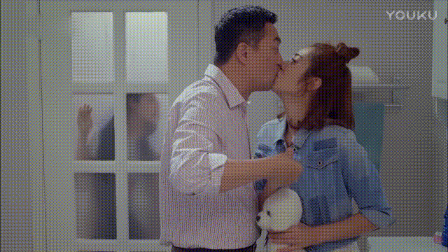 娱乐圈"吻戏一姐"惊人吻技,张嘉译嘴亲肿,胡歌也被亲到吐!