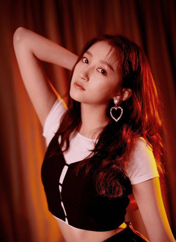 继杨颖之后,关晓彤也大胆模仿"内衣外穿",这次终于不土了_造型_少女