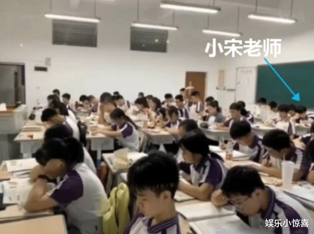 宋亚轩上课照被疯传,坐姿慵懒神似"葛优瘫",被质疑成绩差_班级_高考