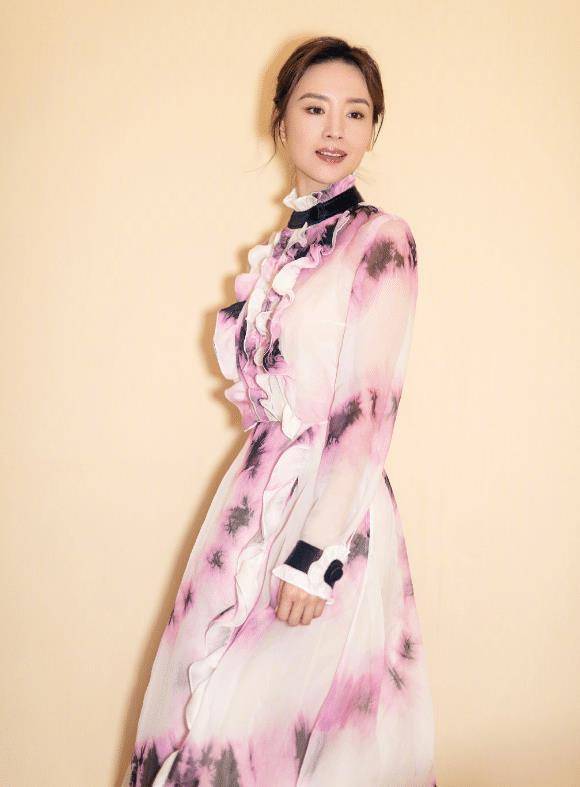 董洁穿吊带连衣裙出镜,玉女范儿十足,谁能看出她40岁了?_显得_黑色_头