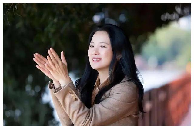 然而,命运的齿轮在她参加许戈辉主持的节目时悄然转动,她被发现并引领