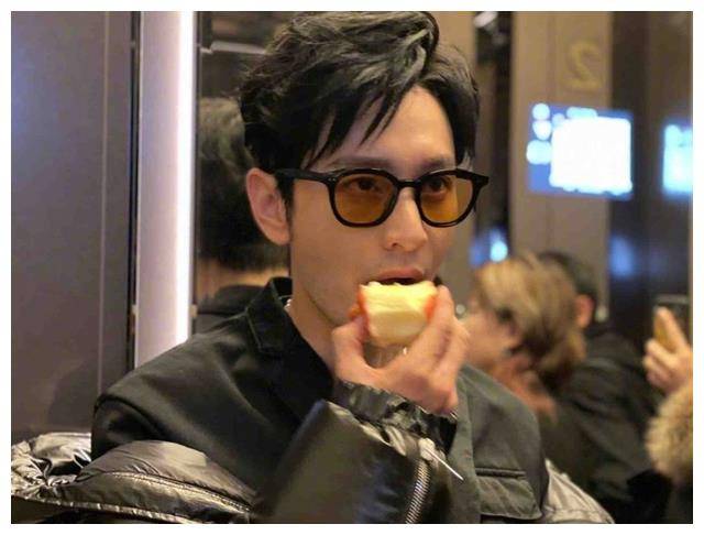 彭于晏游日本与神秘女子同行,开车生图曝光,男神形象破灭_黄晓明_沙溢