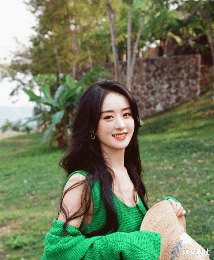 赵丽颖最新写真照片出炉,状态良好,一个动作疑似回应近期绯闻_绿色
