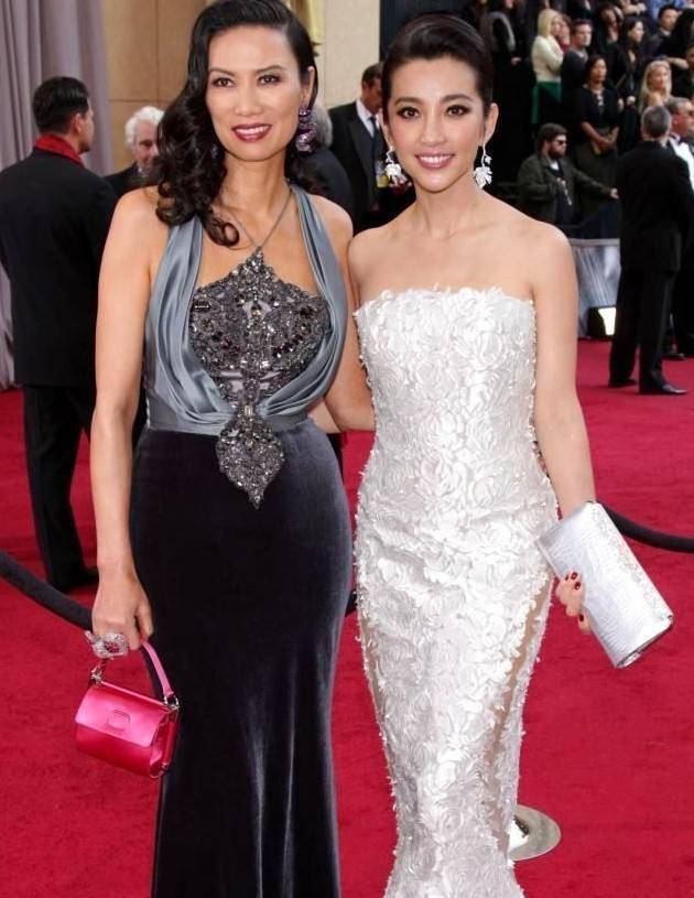 凭借自己的努力,和明星圈的很多人都是好朋友,看看我们的女神李冰冰