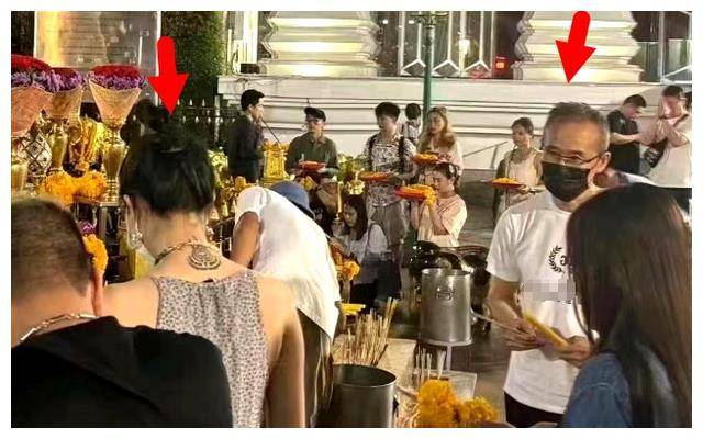 古天乐一行白天来到拜神祈愿,并慷慨地捐赠了两只"大象",展现出了他的