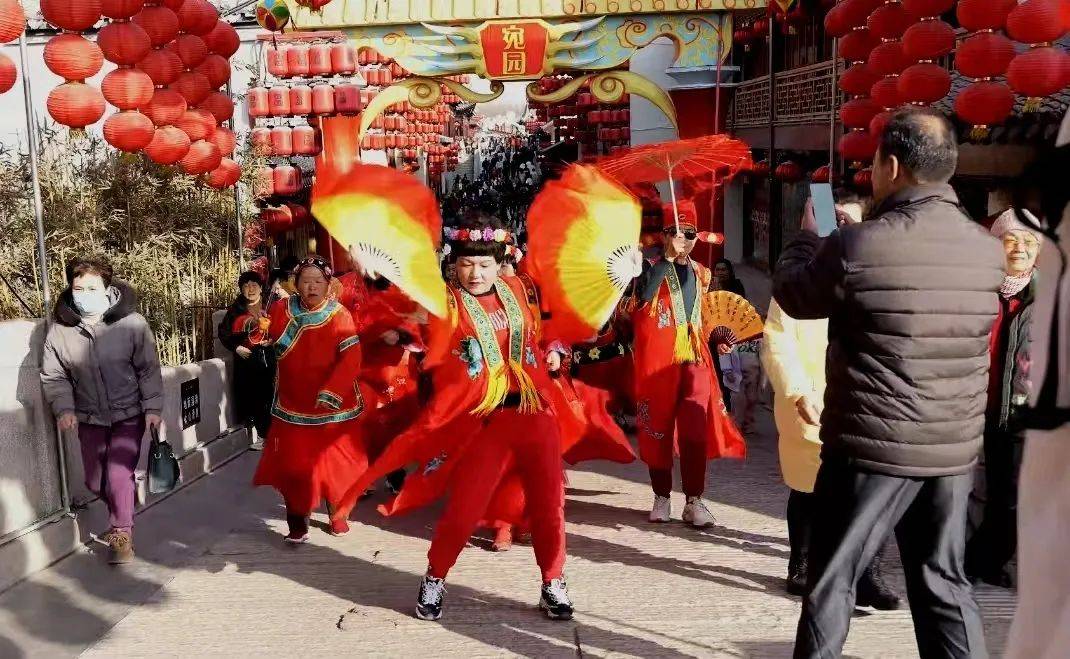 《秧歌》《祥狮闹春》《临清架鼓》景区内 精彩的民俗展演,杂技表演