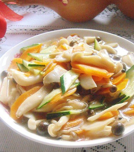 这道菜是以菌类为主,具有增进身体免疫力还有抗癌预防癌的功效.