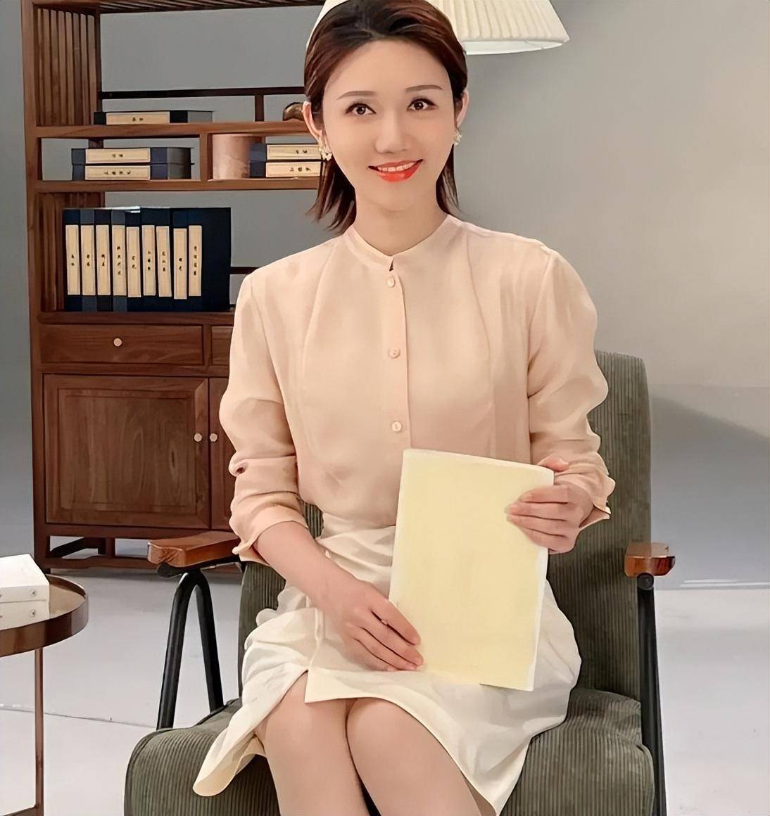 接连口误却被央视力捧,35岁仍旧未婚的龙洋,如今现在如何_节目_因为