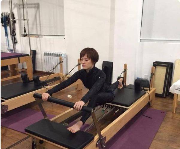 孙俪晒晚餐照,难怪她体重才90斤,身材惹人羡,不愧为健身达人_动作