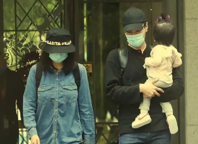 赵又廷高圆圆合体带娃!