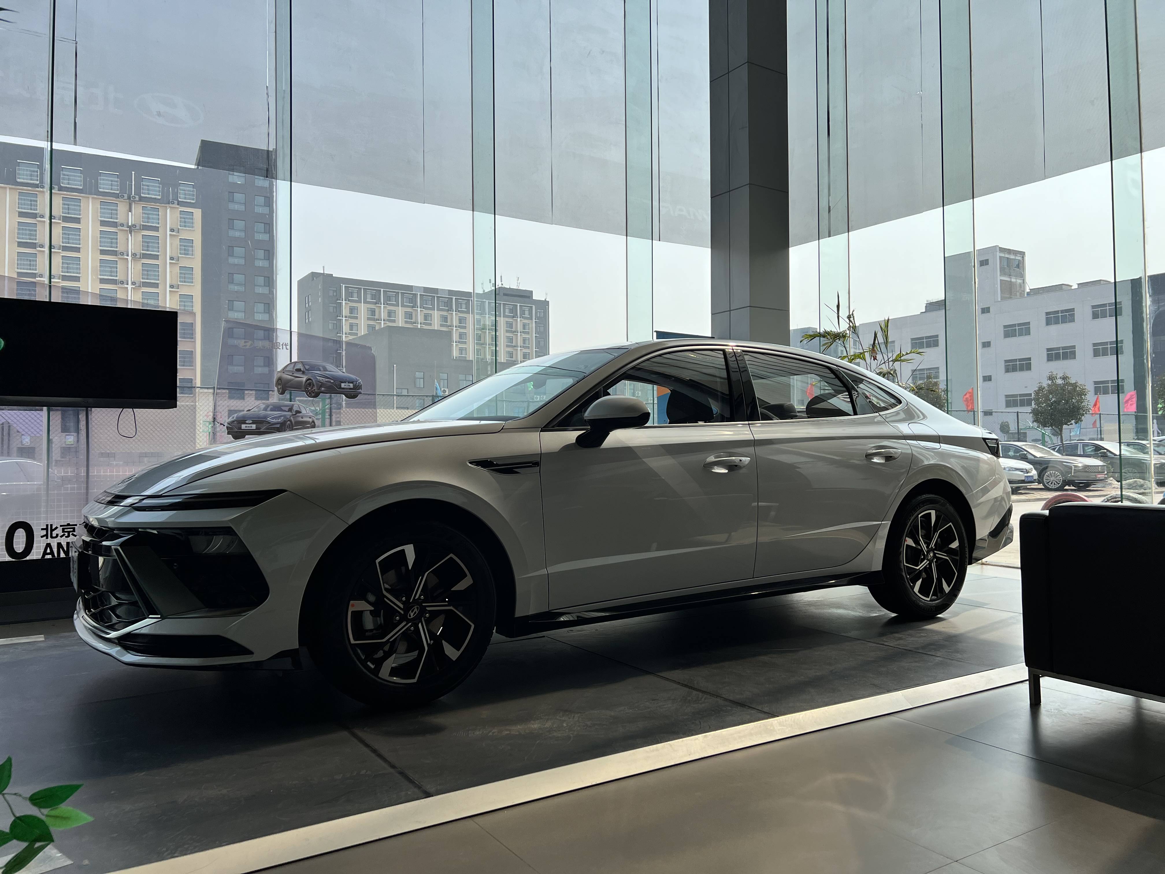 预售15万起!第十一代索纳塔到店实拍,颜值更高 怀挡,全系8at