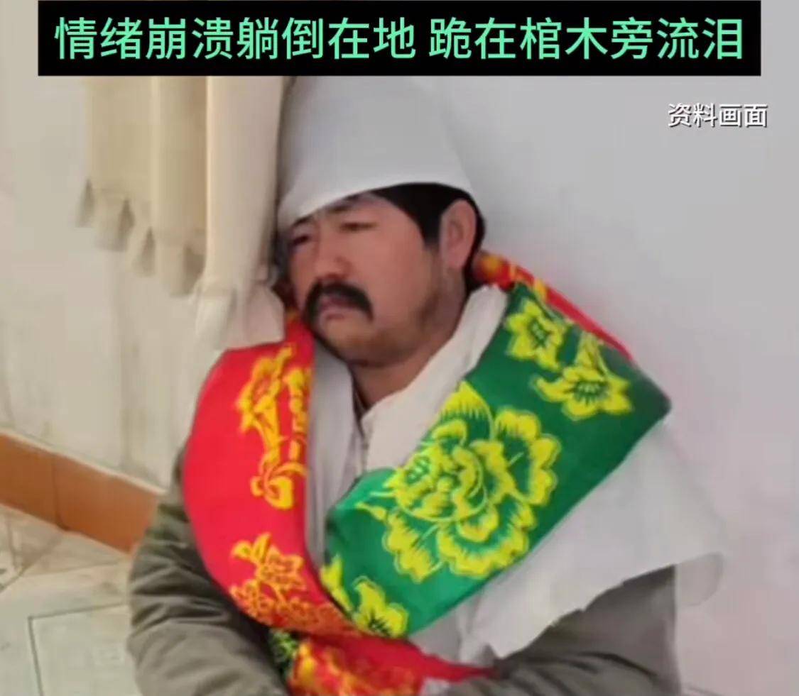 照片中的他身穿孝衣,守在奶奶的棺木前,为奶奶入土前守灵!