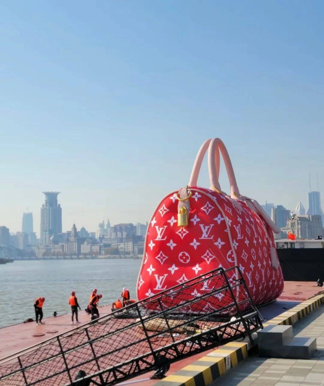 是任何具有吸引力和独特性的东西,例如巨型蛋糕,巨型酒瓶,巨型玩偶