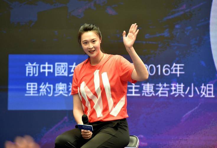 女排第一美女惠若琪,肯定蔡斌,鼓励女排,和姚明合影娇俏可人!
