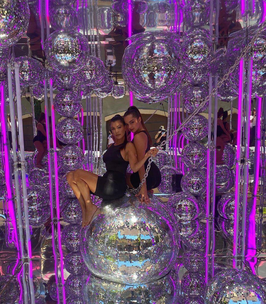 卡戴珊大姐换男友,沙滩边穿男友衬衫,坐水晶球上秀身材_考特尼_时尚