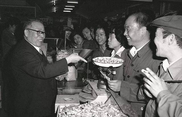 张秉贵:靠两手绝活闻名,曾被冰心采访,去世后铸铜像陈云题词