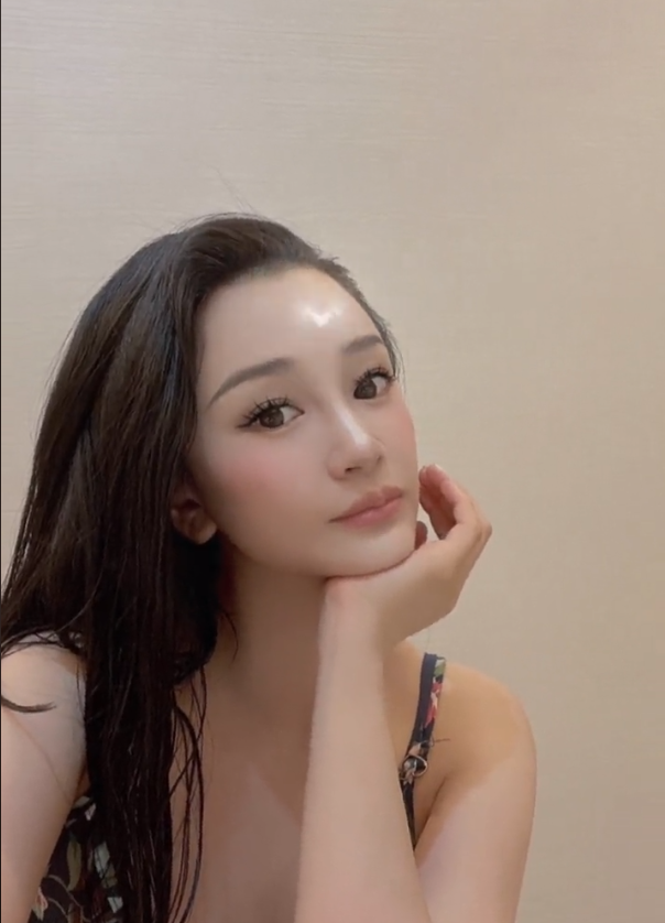 陈昱霖告别吴秀波后,在各种社交平台频晒美照,还关注了都美竹_生活