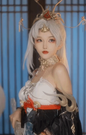 赛季服的"瀚渊龙炎"礼盒不仅包含对应性别的时装及配套发型,还有专属