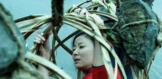 警察将现场包围后,考古队将洞穴中的骸骨全部打捞上岸,带回实验室进行