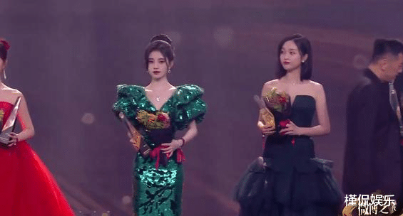 微博之夜众星云集,鞠婧祎把水晒到吴宣仪礼服上,网友:要赔钱了_明星