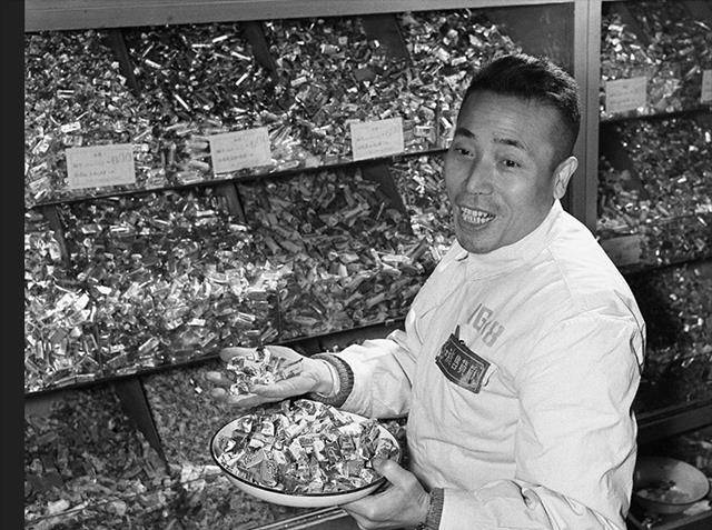 张秉贵:靠两手绝活闻名,曾被冰心采访,去世后铸铜像陈云题词_北京百货