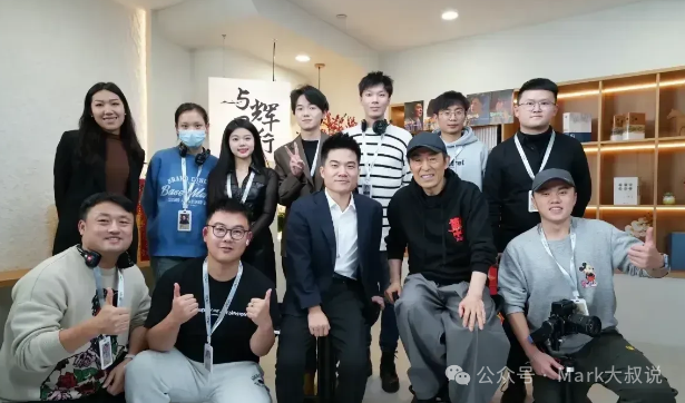 董宇辉删除微博,又遭张艺谋,韩寒先后拒绝,俞敏洪后悔了吗?