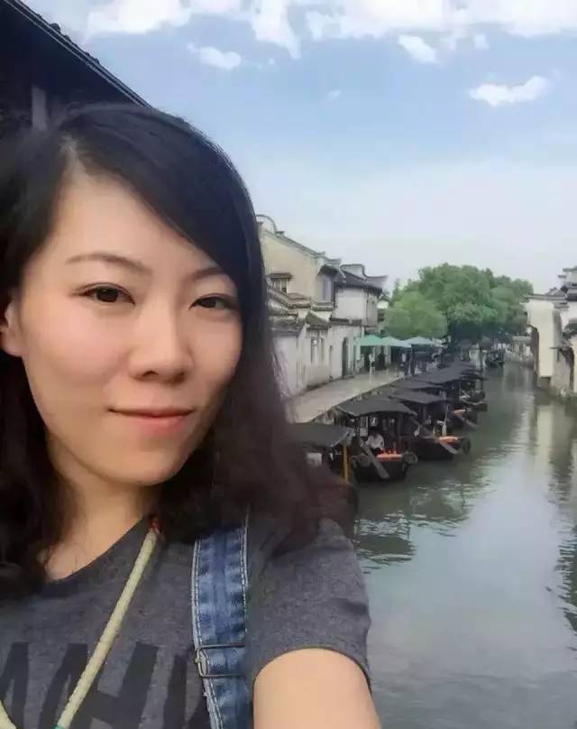 于夫唱着李宗盛的《山丘》走进了咖啡馆,和顾少强热情大方地打招呼.