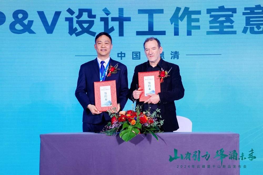 左:浙江升华云峰新材股份有限公司总经理赵建忠右:意大利卡梅里诺大学