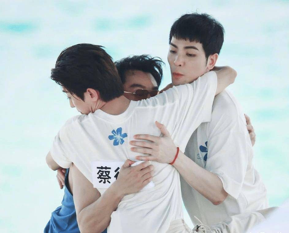 跑男9三亚路透照,本以为蔡徐坤够迷人,谁知黄旭熙凭身材获胜!