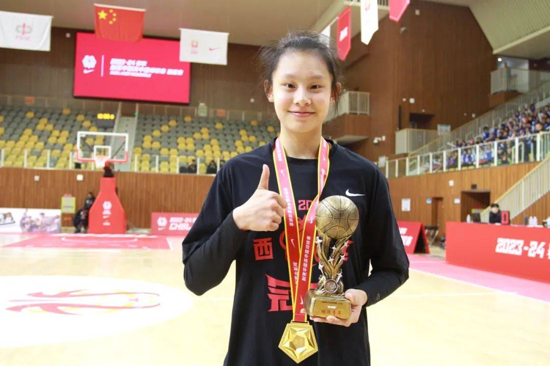 当天下午2点,重庆巴蜀中学和太原进山中学的对战拉开了本次耐高西区赛