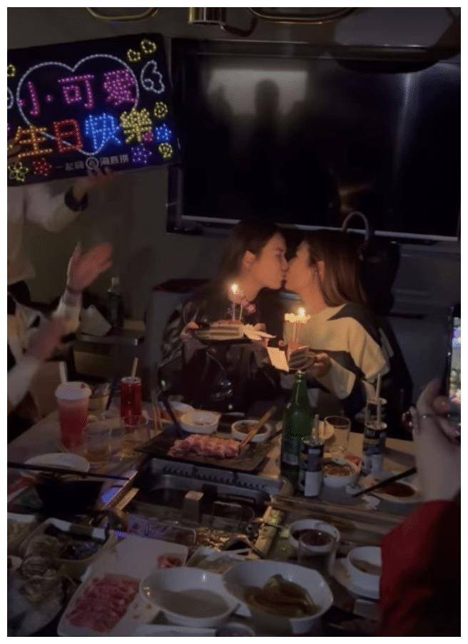 双胞胎姐姐现身庆祝,姐妹长相一样神韵不同_庄思明_发展_杨明