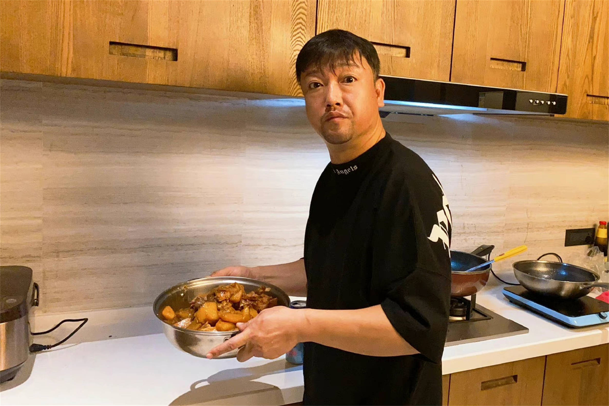 贾冰暴露厨艺,做菜堪比专业大厨,身边人吃服了_嘉宾_黄磊_节目