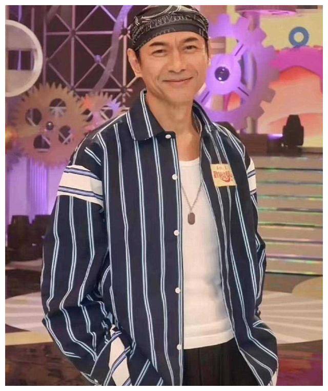 港星江华头巾造型示人,自曝地中海病因,近况曝光!_生活_选择了_态度