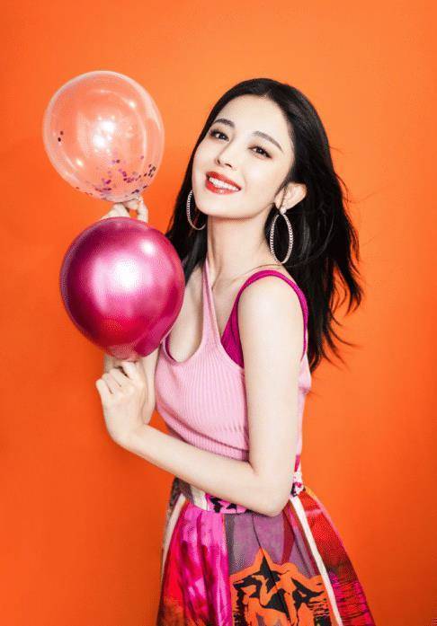 古力娜扎解锁背心新穿法,叠穿斜肩交叉,不胖反而秀出小蛮腰_粉色_节目