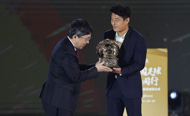 西媒报道武磊拿中国金球奖：14亿人里，踢球最好的，但亚洲杯糟糕