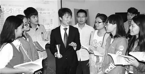 一次偶然的机会,"世界记忆大师演讲团"来到人大开讲座,郑才千立马赶去