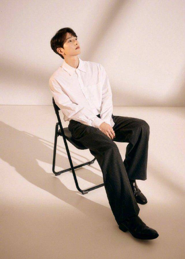 宋仲基赴发布会,奶狗面容狼狗眼神,称和宋慧乔分手后曾自暴自弃_状态