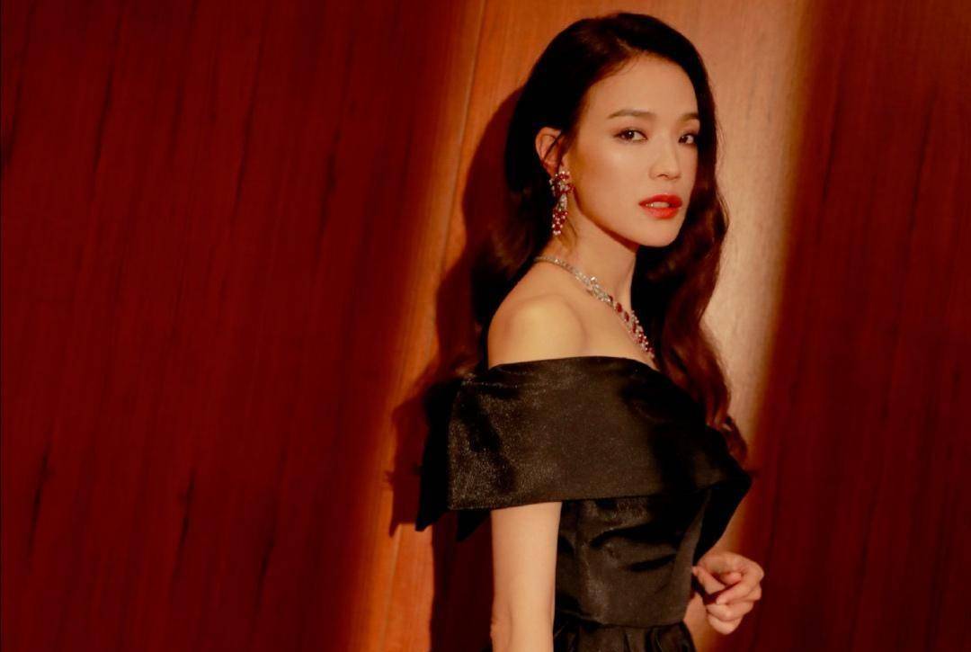 舒淇近照曝光,身穿休闲长裙录制综艺,路人镜头下依旧美丽_感觉_电影