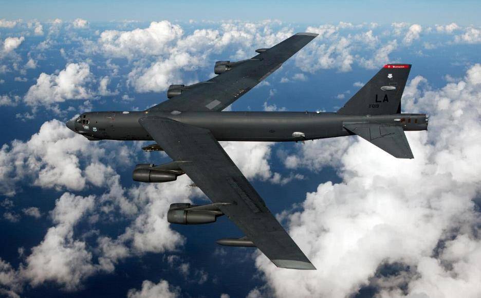 b52轰炸机引擎突然起火,发动机被烧毁紧急迫降,大批消防车救援_坠机