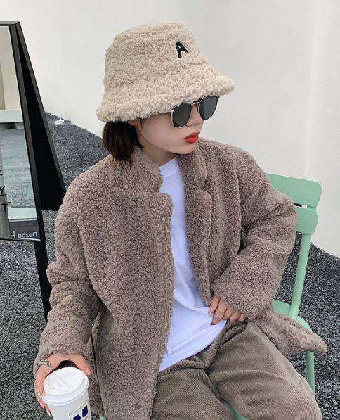 渔夫帽搭配卡其色羊羔毛,时尚又保暖_风格_外套_帽子
