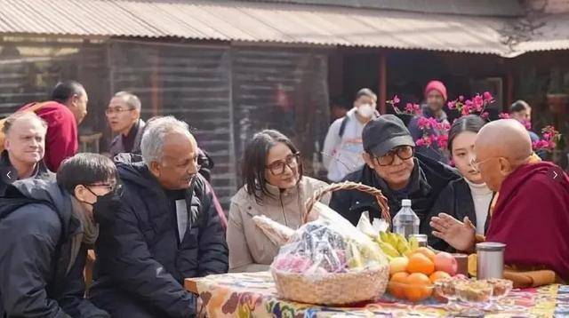 他们用行动教导我们,无论是在屏幕前还是在现实中,我们都必须以敬虔的