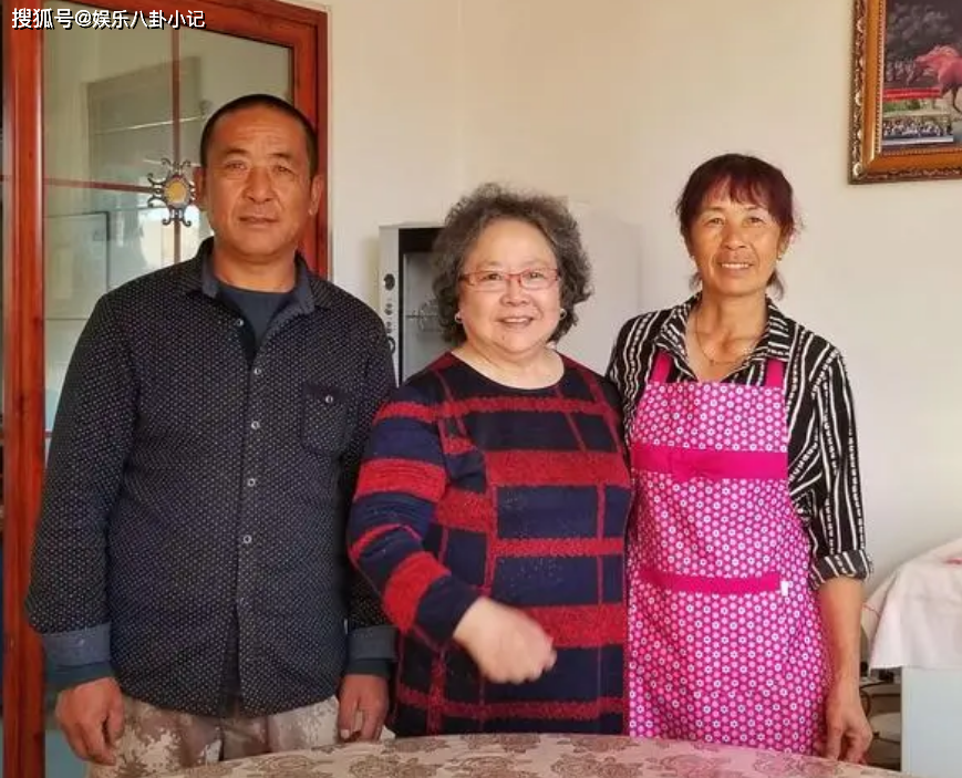 81岁李明珠近照,事业巅峰时丧父又丧夫,如今是教授也是金牌配角_父母