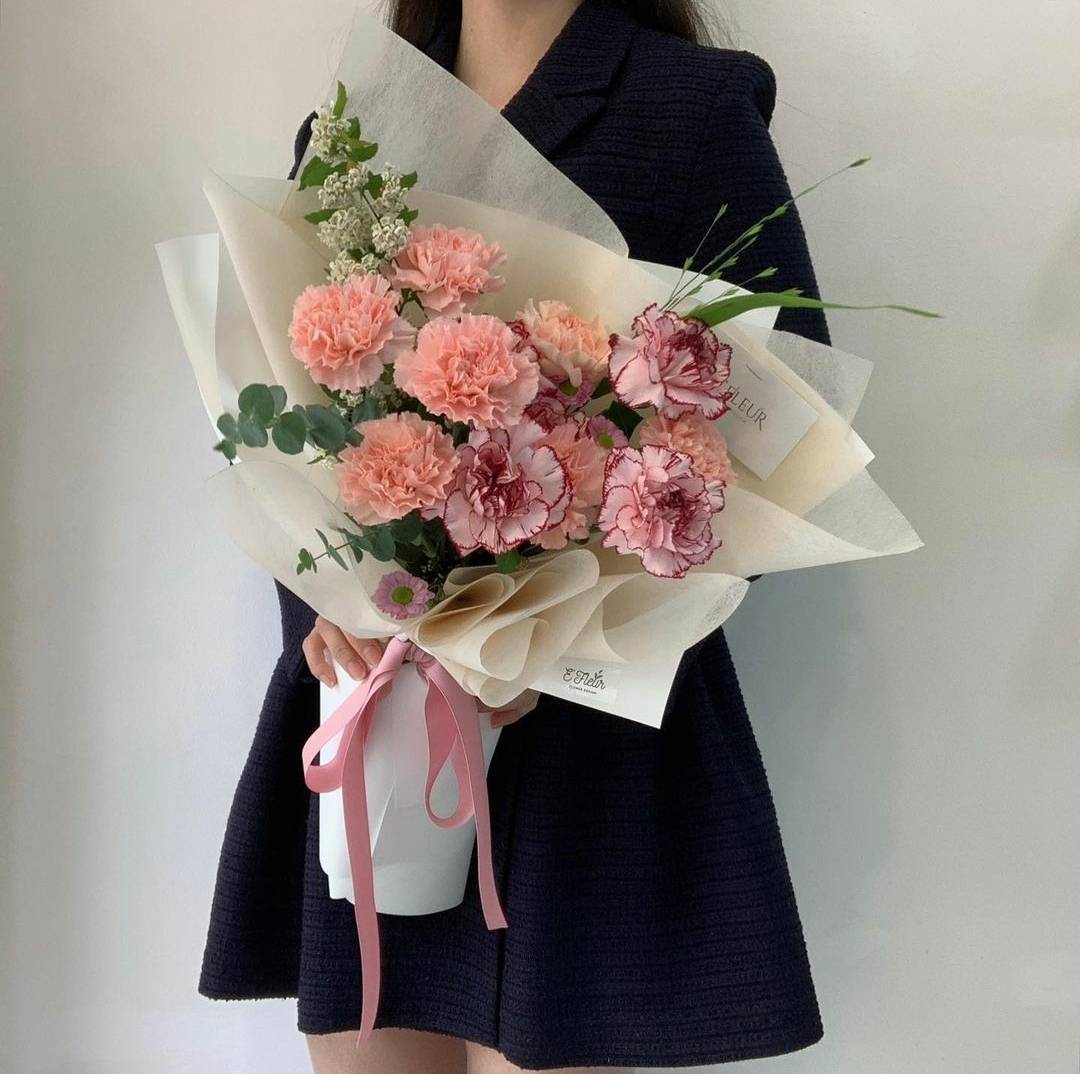 向日葵容易烂杆子,养护的时候要浅水养护,每天剪根换水保持根部新鲜能
