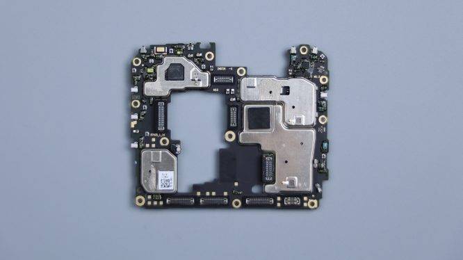 真我12 pro 首发拆解:穿着旗舰"外衣"的中端机_镜头_后盖_金属