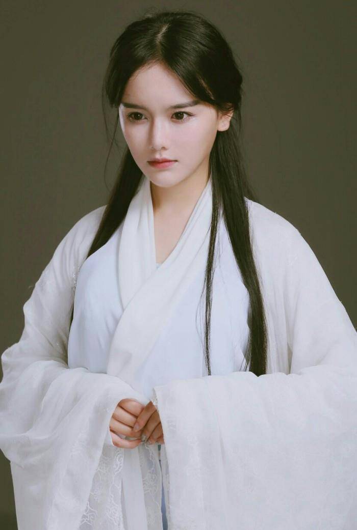 娱乐圈的"照骗"真多,自拍时倾国倾城,被路人拍时就原形毕露_美颜_杨紫