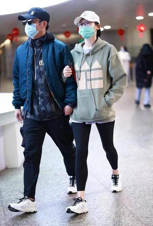 郑恺一家三口现身机场:女儿小脸超可爱,和苗苗穿配套情侣鞋_镜头_媒体